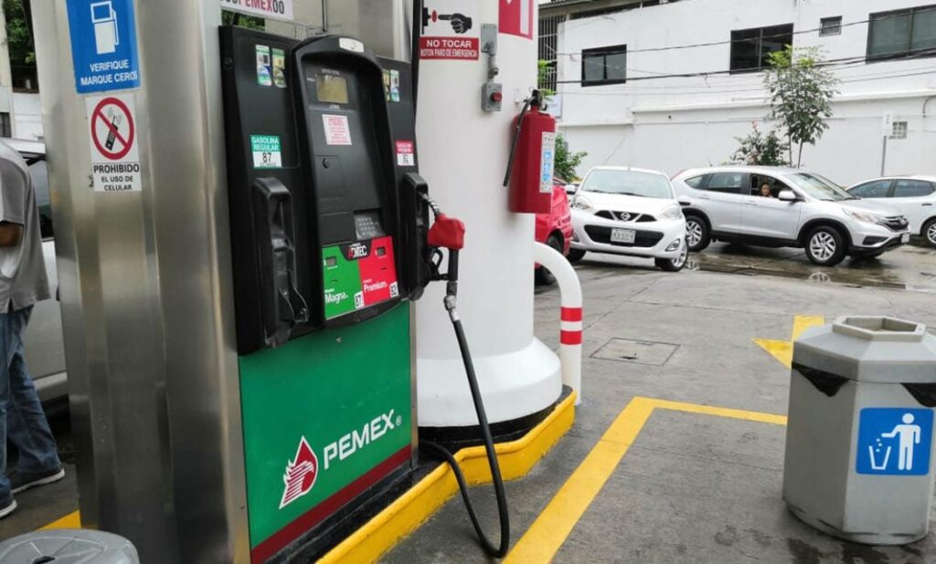 Los mitos sobre el uso de celulares en las gasolineras