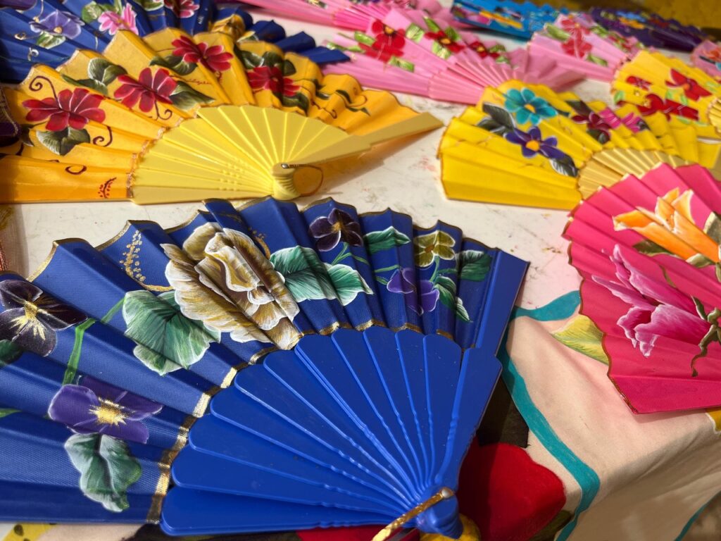 El Rebozo y el Abanico: Elegancia y Tradición en el Atuendo Yucateco