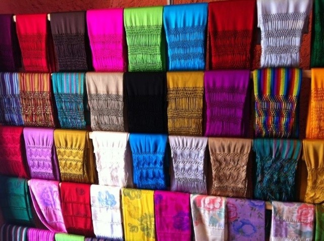 El Rebozo y el Abanico: Elegancia y Tradición en el Atuendo Yucateco